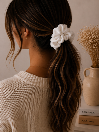 WHITE VELVET - HAIR SCRUNCHIE