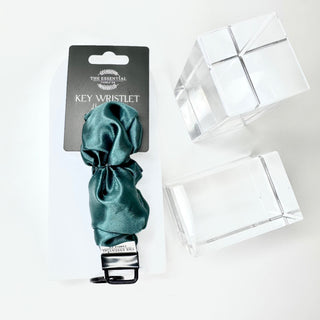 EMERALD GREEN KEY WRISTLET