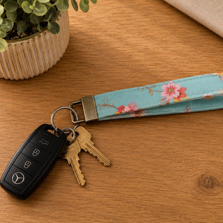 FEATHERS KEY WRISTLET