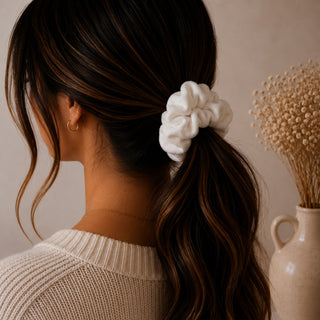 WHITE VELVET - HAIR SCRUNCHIE