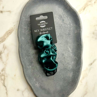 EMERALD GREEN KEY WRISTLET