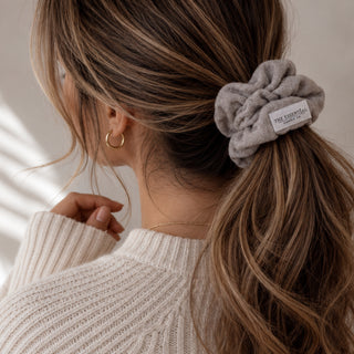 GREY MUSLIN SCRUNCHIE