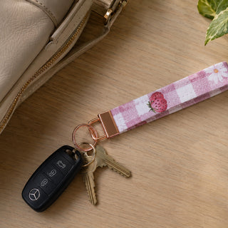 STRAWBERRIES AND DAISIES KEY WRISTLET .
