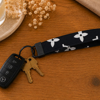 BLACK AND WHITE KEY WRISTLET
